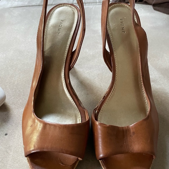 Fioni Sling Back Shoes, Size 8.5, Tan Leather Cork 3.5” Heel, Worn Once! - Picture 2 of 5